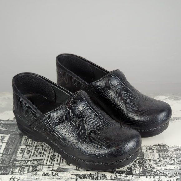 Dansko Black Leather Tooled Embossed Slip On Comfort Clogs l EU 38 / US 8 - Picture 1 of 7
